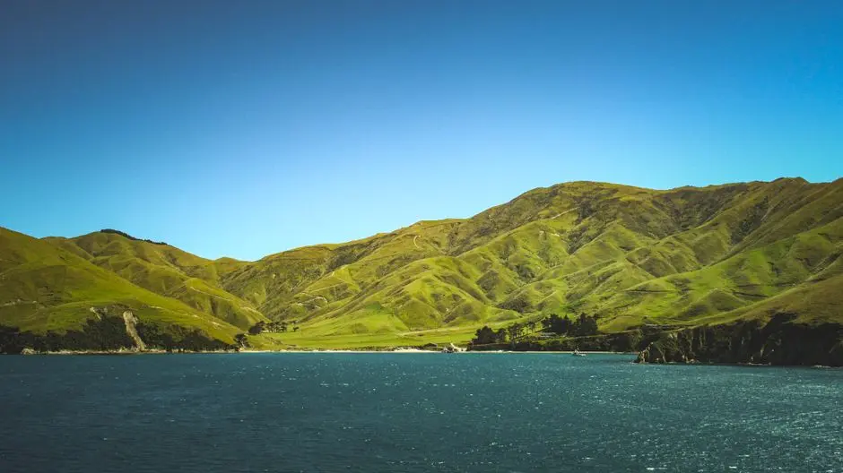 Pemandangan Bukit Holbung dengan latar Danau Toba dan perbukitan hijau